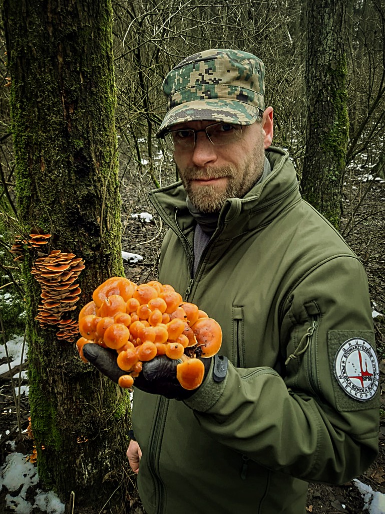 Marcin Pempera na zimowym grzybobraniu