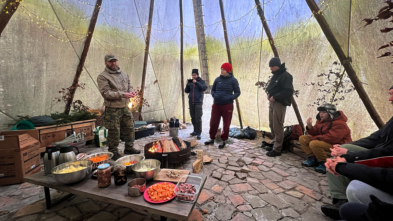 ferie zimowe w tipi, warsztaty bushcraftowe, warsztaty dzikiej kuchni w wielkopolsce