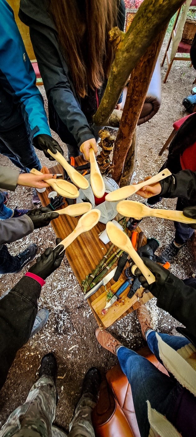 rzeźbienie łyżek - warsztaty bushcraftowe dla rodzin
