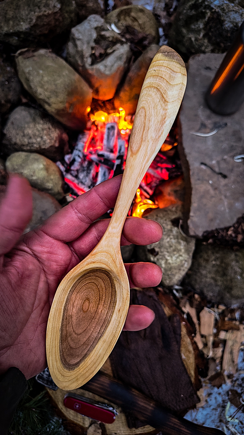 Rzeźbienie łyżek z drewna w czasie warsztatów bushcraftowych