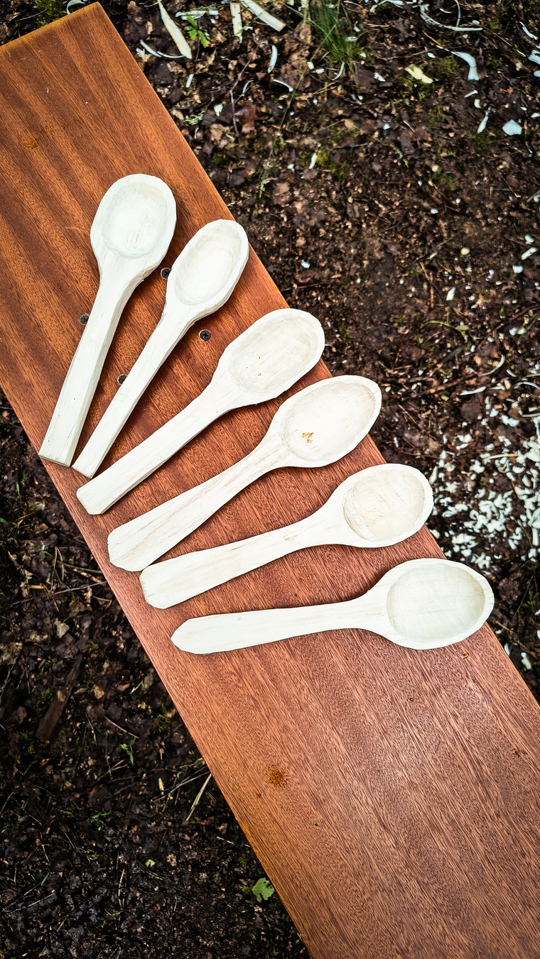 warsztaty rzeźbienia łyżek - bushcraft dla rodzin